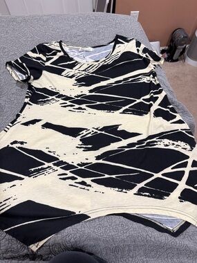 NWOT Womens Black & Cream Abstract Short Sleeve Tee